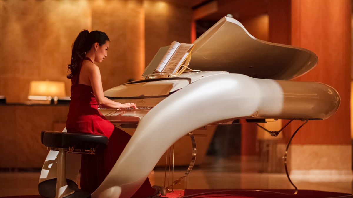 В виде пирамиды и космического корабля: самые необычные пианино и клавишные инструменты