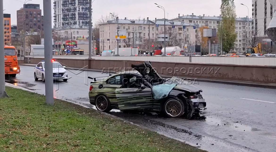 Водитель BMW не справился с управлением и врезался в столб в центре Москвы