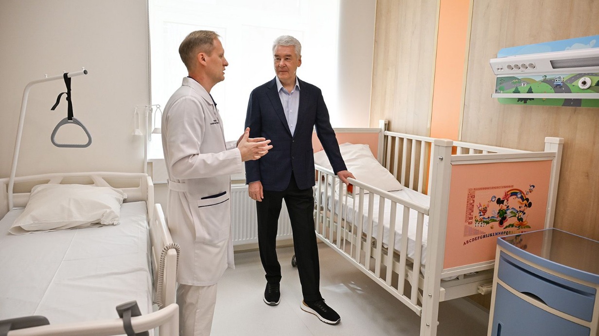 Мэр Москвы Сергей Собянин и главврач Морозовской больницы Валерий Горев на открытии центра для лечения детей с хроническими заболеваниями сердца и ЖКТ