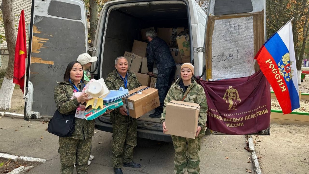 Вьетнамцы Динь Тхи Лыонг, Фам Чунг Шон и Нгуен Тхи Хань при разгрузке гумпомощи в Алешкинском детском доме в Херсонской области