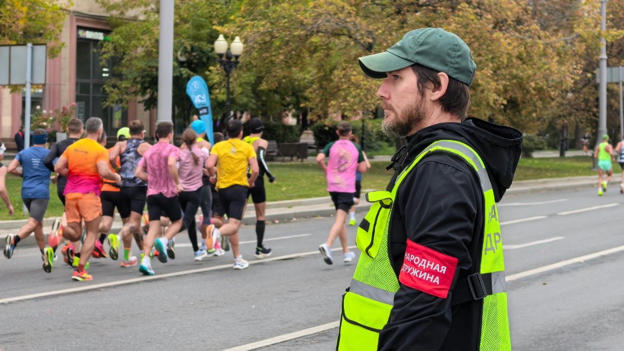Представители народных дружин поддерживают порядок при проведении массового забега