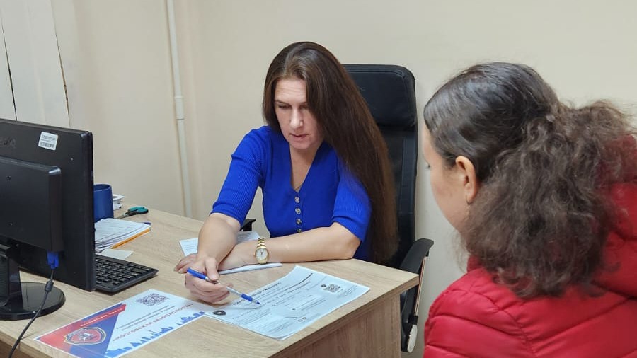 Наталья Сафонова беседует с жительницей Некрасовки