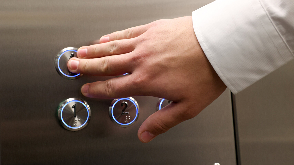 СК возбудил дело на сотрудников УК после жалоб москвичей на опасные лифты