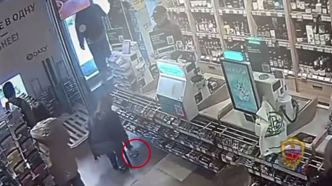 Женщина подобрала 35 тысяч, оставленные покупательницей в магазине в Москве