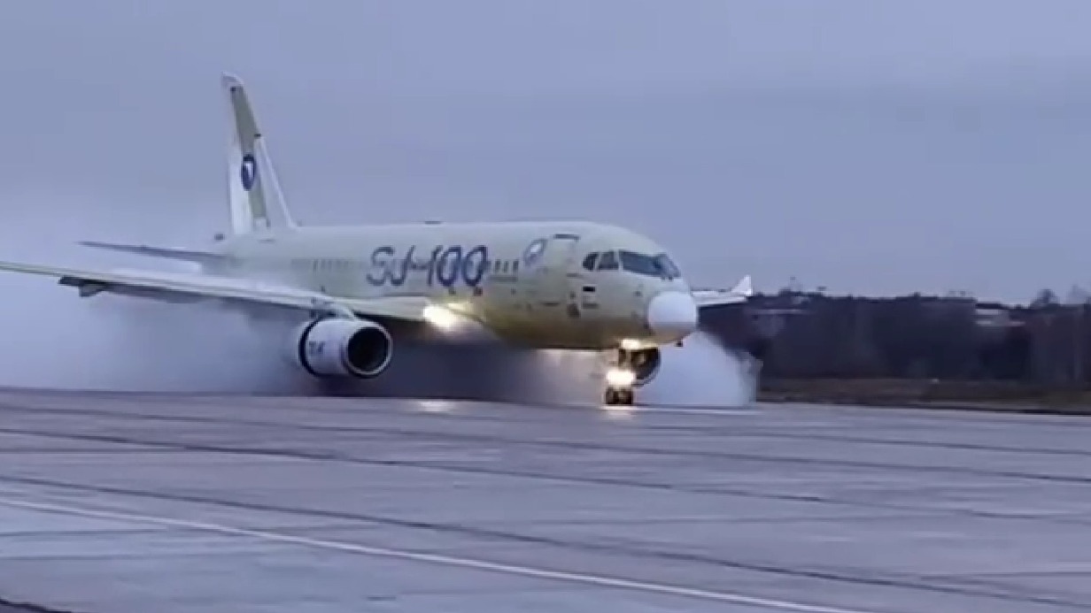Минпромторг: Самолет SJ-100 прошел испытания на защиту двигателей от воды