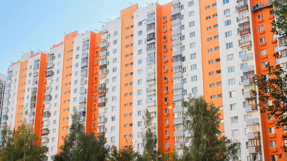 В 2025 году на улице Никулинская по современной технологии «мокрый фасад» приводят в порядок четыре жилых дома