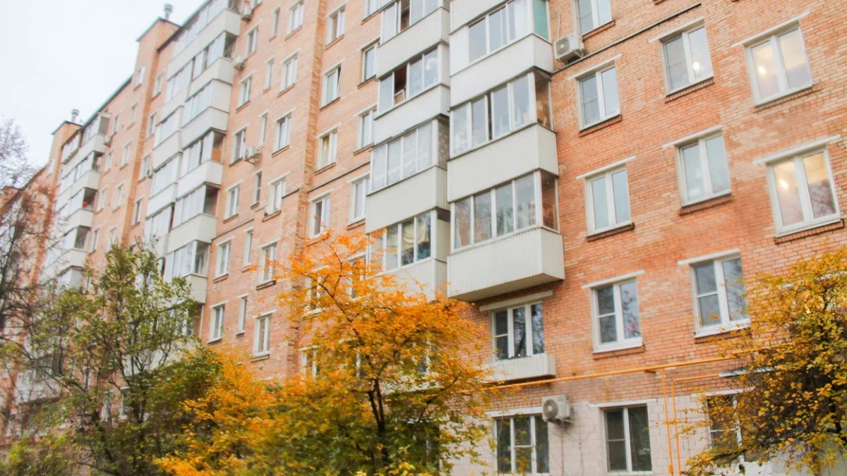 В жилом доме в районе Лосиноостровский в 2025 году произведут замену всего лифтового оборудования с расширением дверных проемов