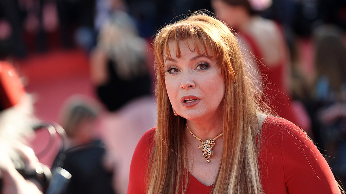 Нити торчали из подбородка: Вера Сотникова рассказала о неудачной операции