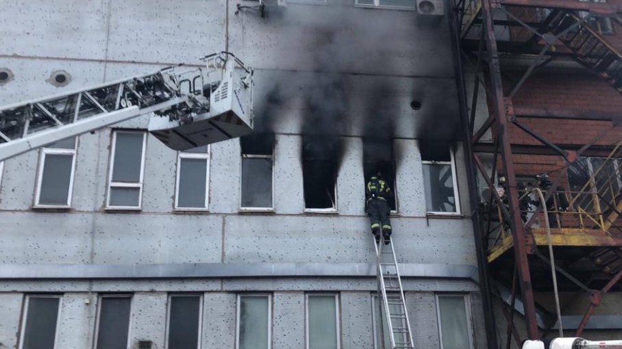 Производственное здание вспыхнуло на Бережковской набережной в столице