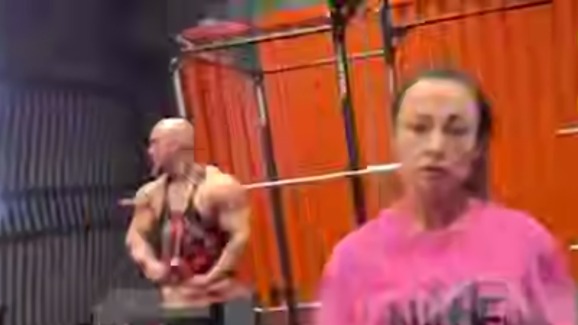 Мастер спорта по пауэрлифтингу напала на клиентку фитнес-клуба в Москве