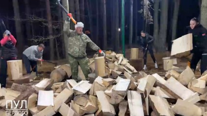 «Президент тоже рубил!»: Лукашенко принял участие в чемпионате по колке дров