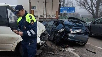 Семь человек пострадали в ДТП с микроавтобусом и автомобилем под Курском