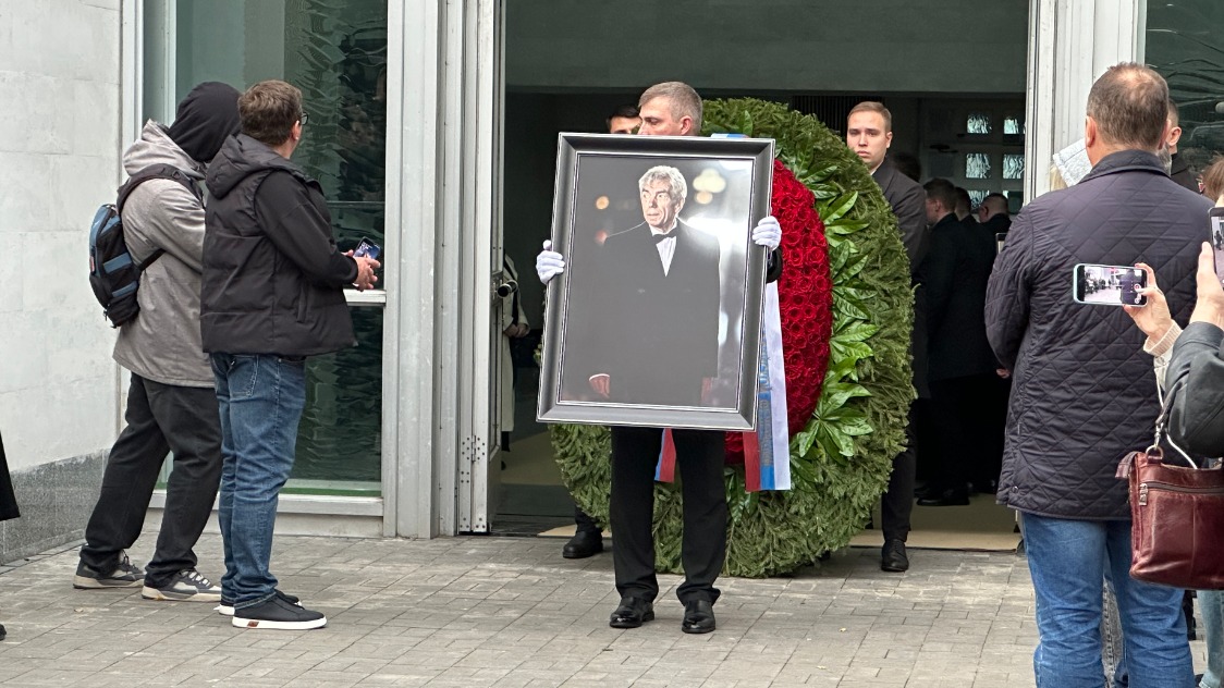 Телеведущего Юрия Николаева проводили в последний путь под громкие аплодисменты