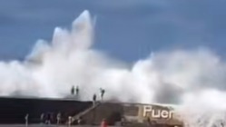 Пенсионерка погибла из-за гигантской волны, которая смыла туристов на Тенерифе