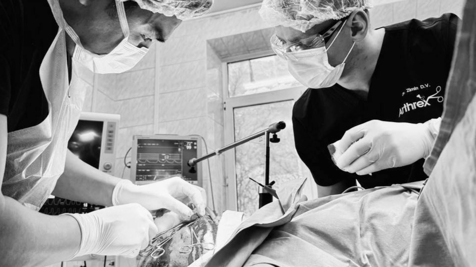 Врачи спасли мужчину, которому нож рассек лицо во время заточки лезвия 