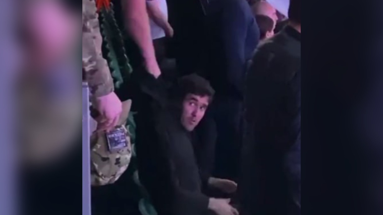 В России граждане грубо подняли не вставшего при звуках гимна мигранта