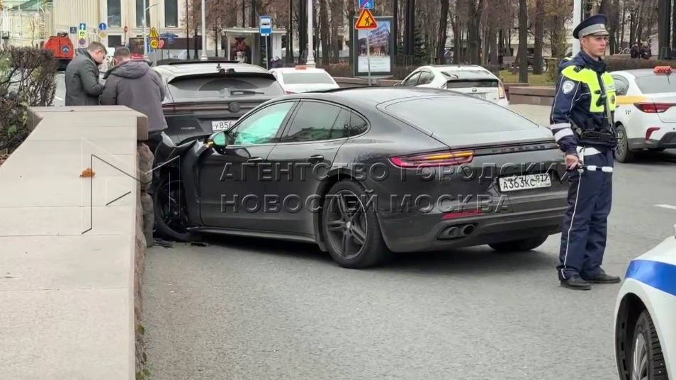 Мужчина на Porsche Panamera влетел в ограждение в центре столицы