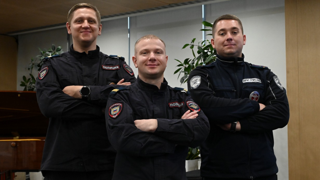 Командир отделения патрульно-постовой службы Виктор Гобрусев, полицейский-водитель Евгений Чумаров и инспектор дорожно-патрульной службы Госавтоинспекции УВД по ЗАО Евгений Востриков награждены медалями «За отвагу» за задержание вооруженного преступника