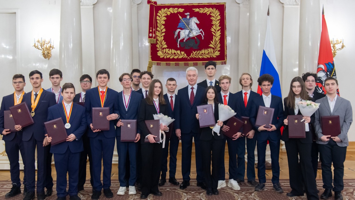 Мэр Москвы Сергей Собянин вместе с учащимися и выпускниками московских школ — победителями международных олимпиад