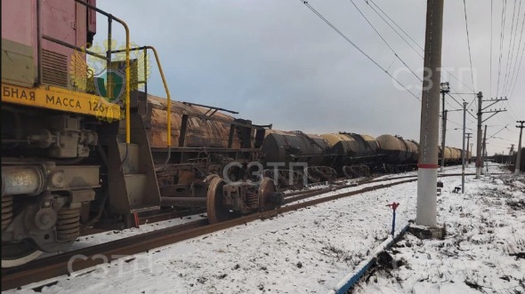 Пять цистерн с мазутом сошли с рельсов в Мурманской области