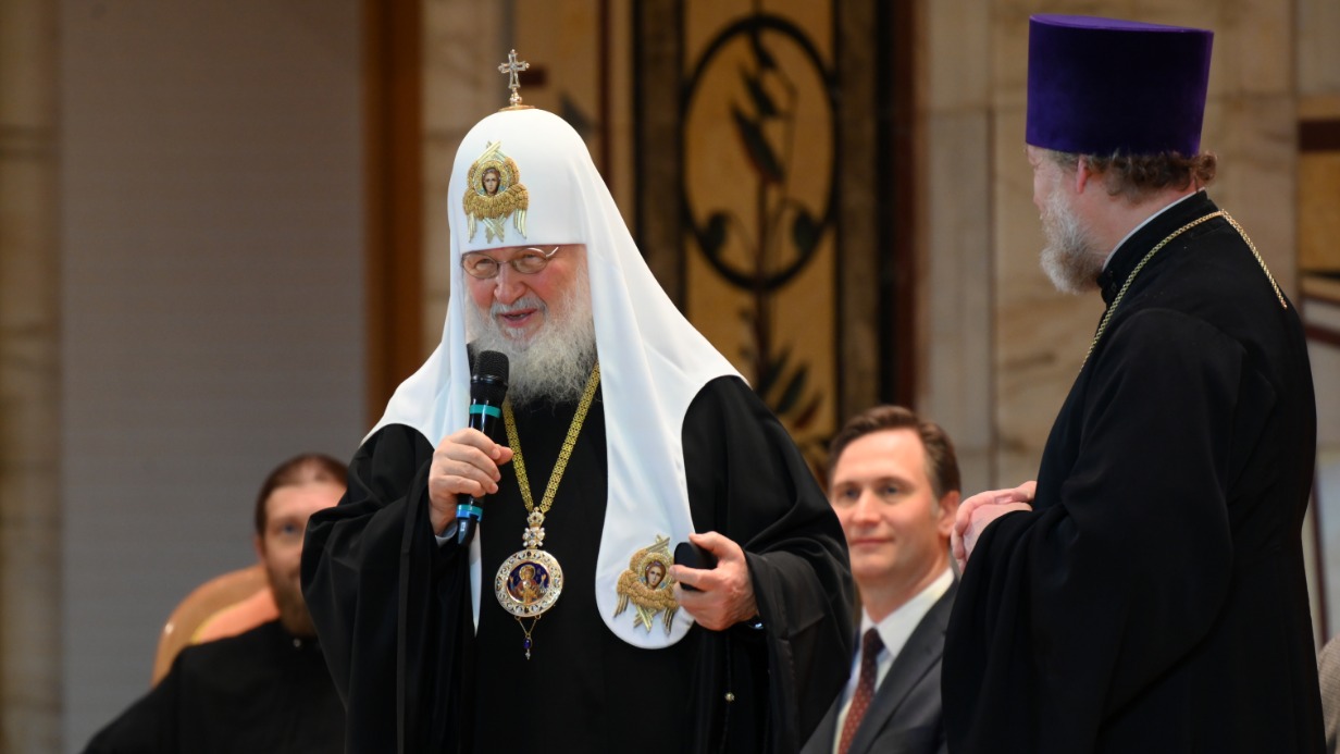 Святейший Патриарх Московский и всея Руси Кирилл и протоиерей Михаил Потокин, председатель Синодального отдела по благотворительности, произносят вступительное слово для пленарной сессии XII Общецерковного съезда по социальному служению