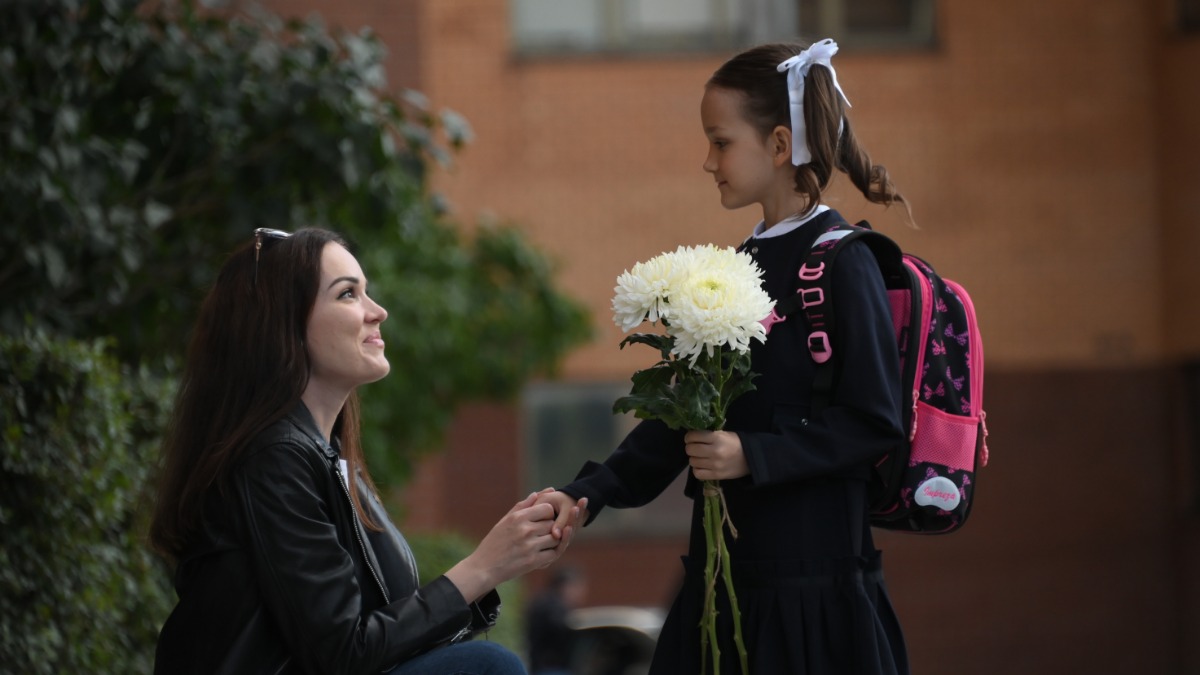 Ольга Сойникова провожает свою дочь Лику в школу № 1454