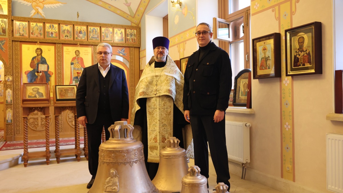 Председатель Мосгордумы Алексей Шапошников, протоиерей Анатолий Варнавский и руководитель аппарата Мосгордумы Всеволод Тимофеев на церемонии освящения колоколов