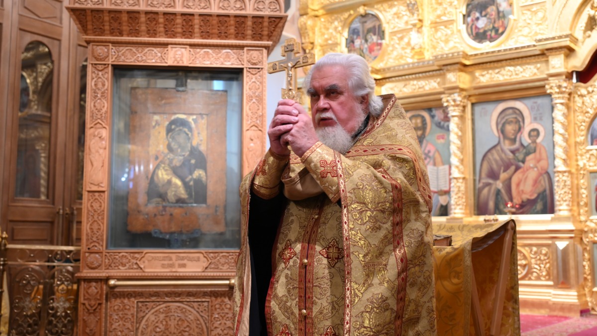 Протоиерей и наместник Музея-храма Святителя Николая в Толмачах при Государственной Третьяковской галерее Николай Соколов совершает молебен у византийской иконы «Богоматерь Владимирская» перед началом фестиваля «Радонеж»