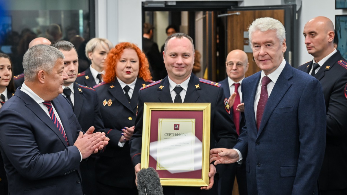 Мэр Москвы Сергей Собянин и начальник ГУ МВД России по городу Москве Олег Баранов вручают сертификат на новое здание начальнику отдела внутренних дел по району Южнопортовый Михаилу Каплунову. Объект построен при поддержке столичного правительства по индивидуальному проекту