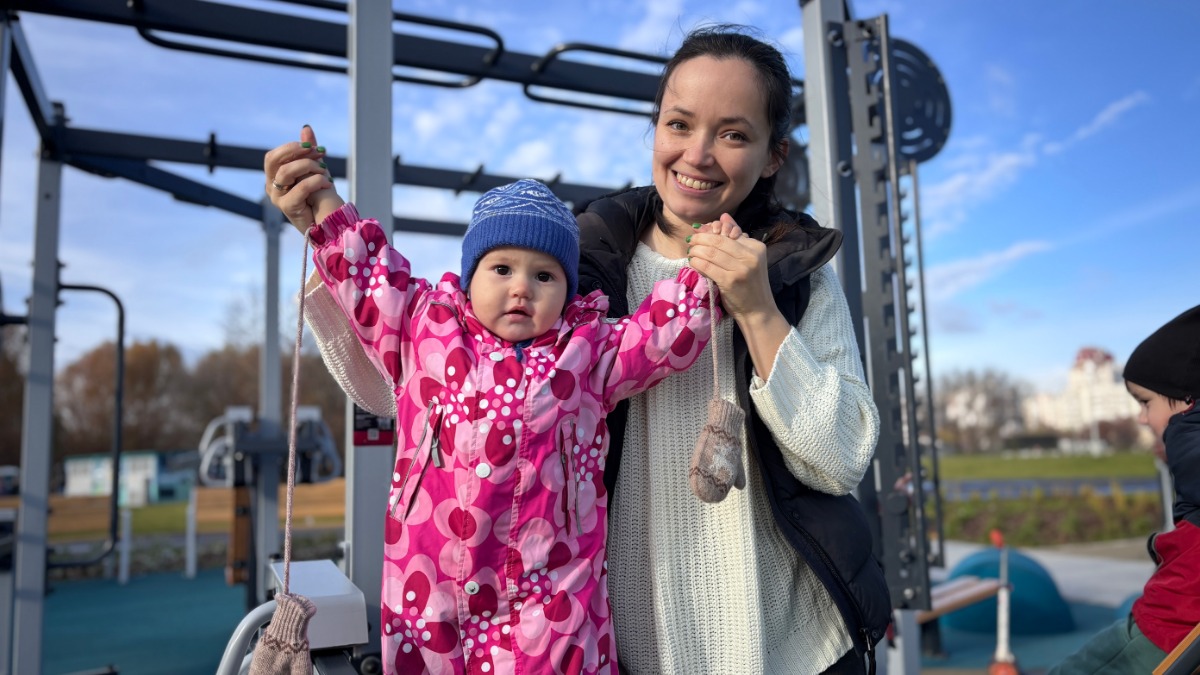 Москвичка Виктория Ахметзянова с дочкой Юнной на спортивной площадке в музее-заповеднике «Коломенское». Здесь дети и взрослые могут играть, заниматься спортом, с пользой проводить время