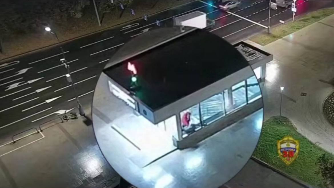 Двое мужчин избили и ограбили москвича в вестибюле метро на юге столицы