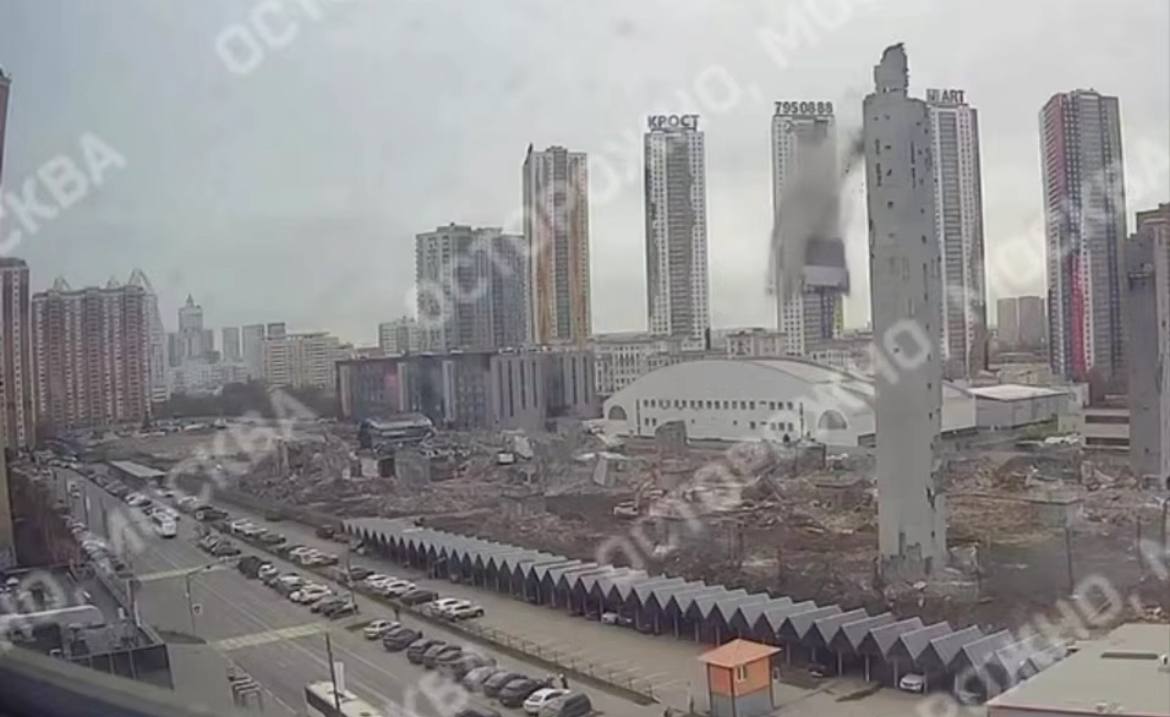 Обломки от демонтируемого ВГК «Снежком» повредили десятки машин в Подмосковье