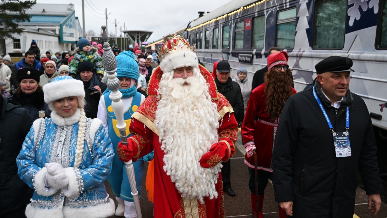 Дед Мороз со Снегурочкой перед отправлением тематического поезда на вокзале в Великом Устюге. Прямо сейчас главный новогодний волшебник уже мчится во Владивосток, чтобы начать свое новогоднее путешествие по 70 городам России