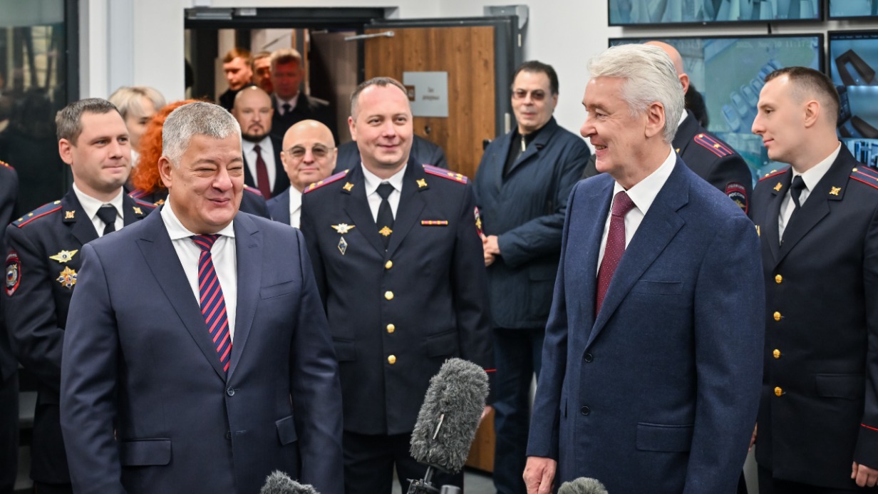 Сергей Собянин с начальником ГУ МВД России по Москве Олегом Барановым во время открытия отдела полиции на юге Москвы