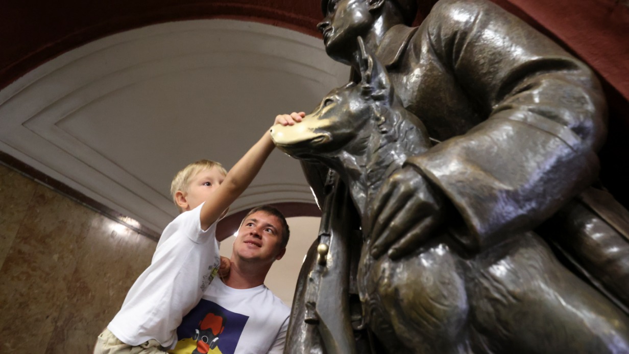 Пассажиры по традиции загадывают желание на станции метро «Площадь Революции»