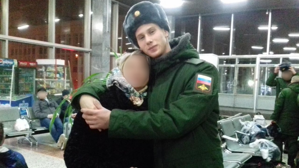 Мама Дениса, Елена, проводила бойца на службу в Саратове