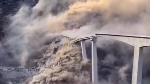 Автомобильный мост в Китае частично обрушился из-за оползня