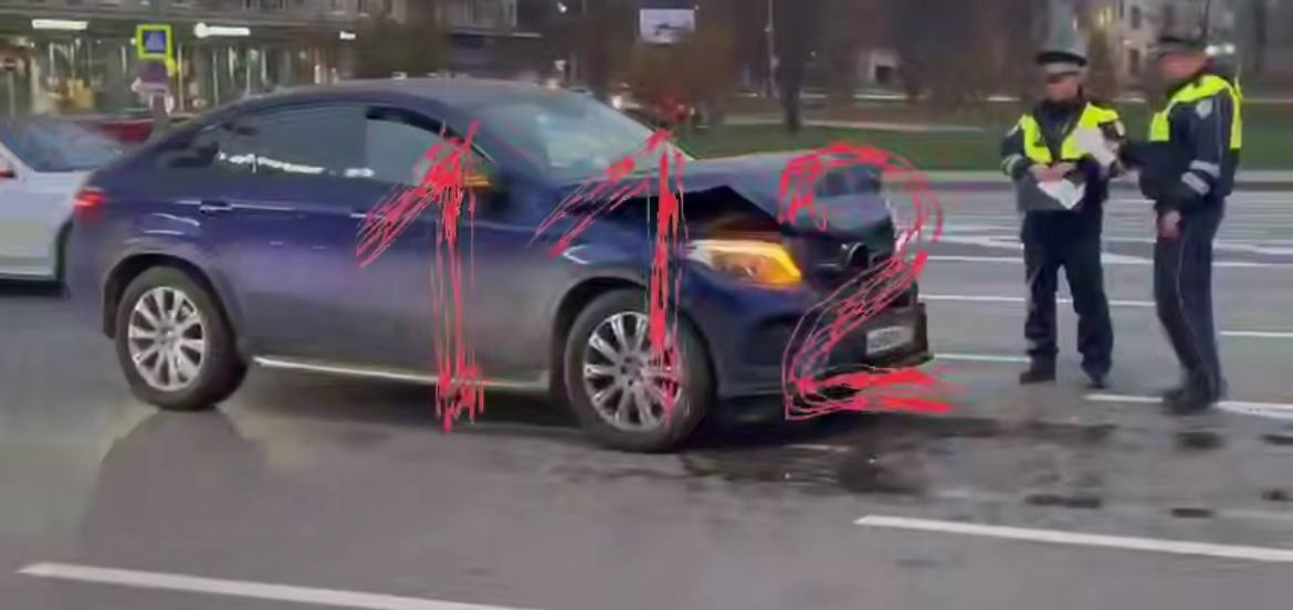 «112»: Mercedes жены главреда Sputnik International попал в аварию в Москве