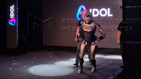 Первый российский человекоподобный робот с ИИ упал на презентации