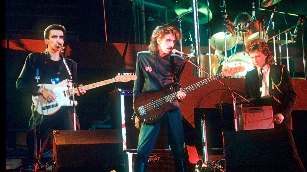 Выступление рок-группы «Наутилус Помпилиус»: солист Вячеслав Бутусов, бас-гитарист Дмитрий Умецкий и клавишник Алексей Могилевский