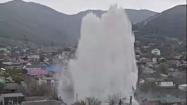 Мощный 10-метровый фонтан прорвал асфальт в Новороссийске из-за аварии