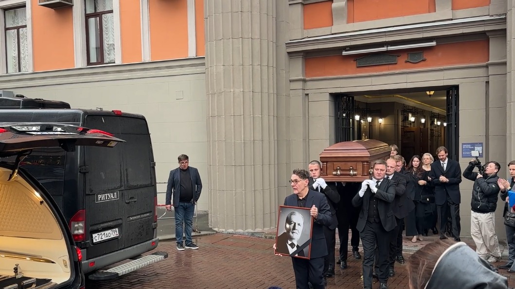 Гроб с Симоновым вынесли из Театра имени Евгения Вахтангова под аплодисменты