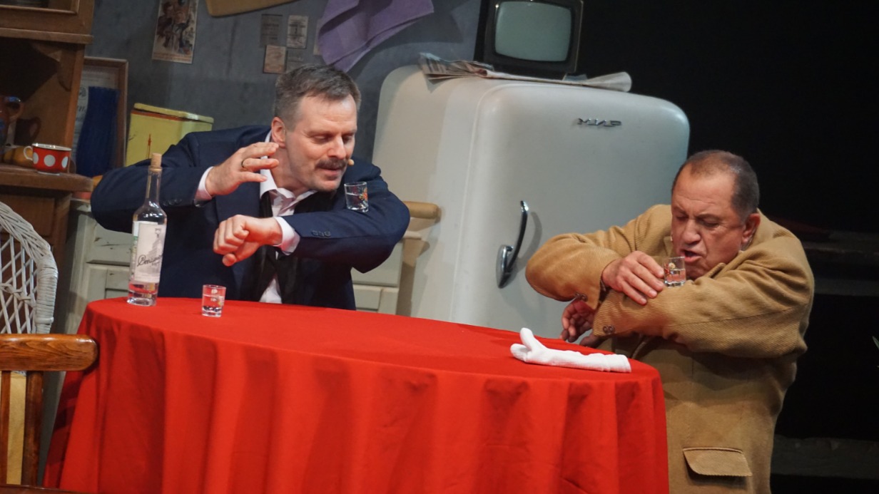 Александр Носик в роли Саввы Игнатьевича и Владимир Стержаков (Хоботов) в спектакле «Покровские ворота»