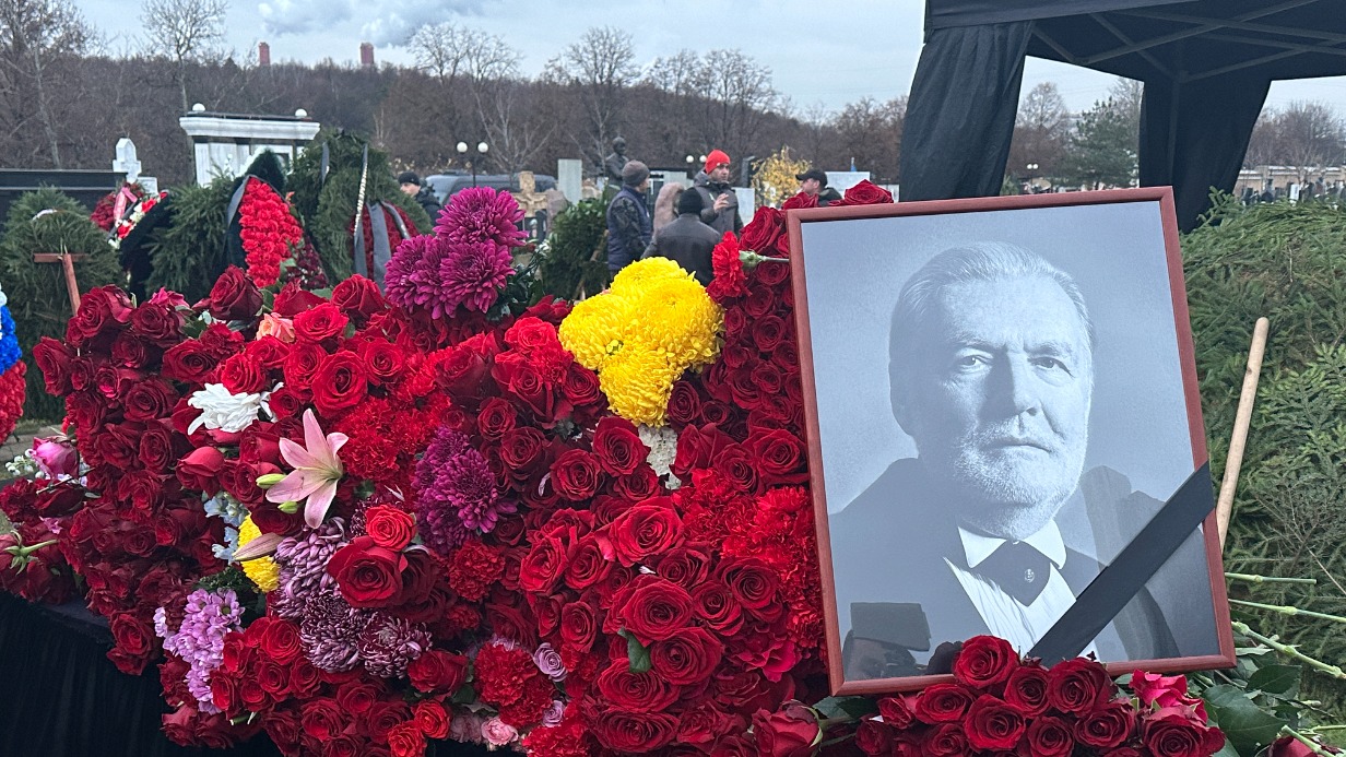 Народного артиста России Владимира Симонова похоронили на Троекуровском кладбище