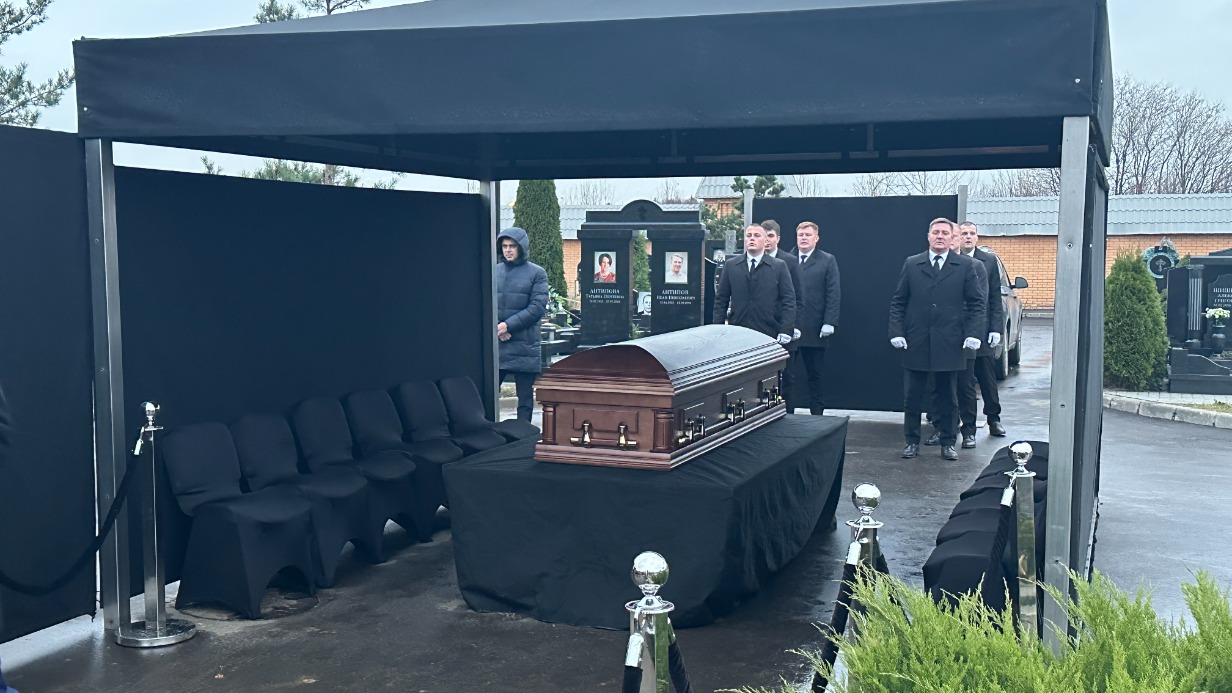 Вдова Владимира Симонова Яна Соболевская не смогла сдержать слез у гроба мужа