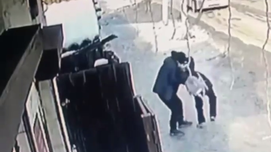 Мужчина в Тыве повалил девочку на землю и насильно поцеловал ее