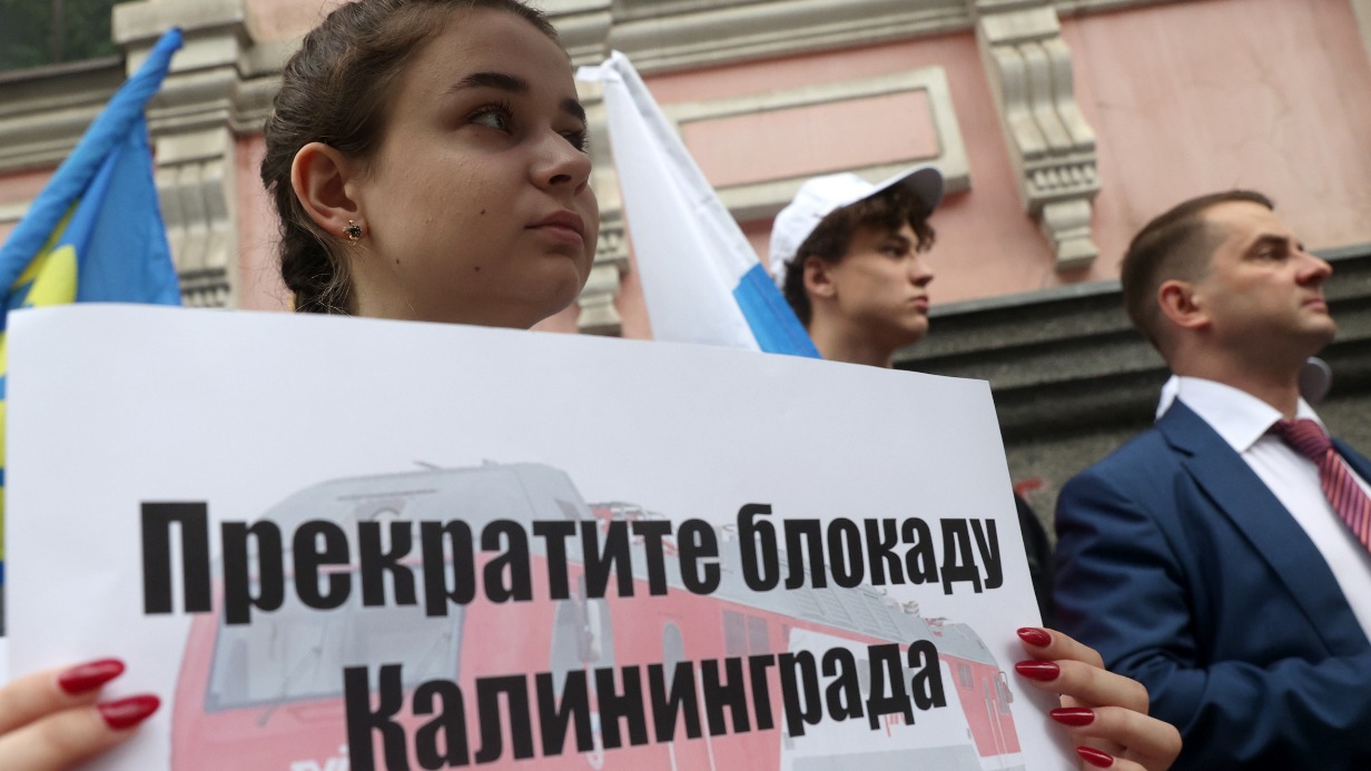 Участница протеста у посольства Литвы, выступившая против ограничений на поставку российских товаров из ряда регионов страны в Калининград, которые прибалтийская республика ввела 18 июня