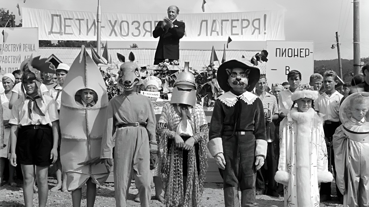В пионерлагере из фильма «Добро пожаловать, или Посторонним вход воспрещен» (1964) все было устроено так, чтобы у детей не было свободного времени