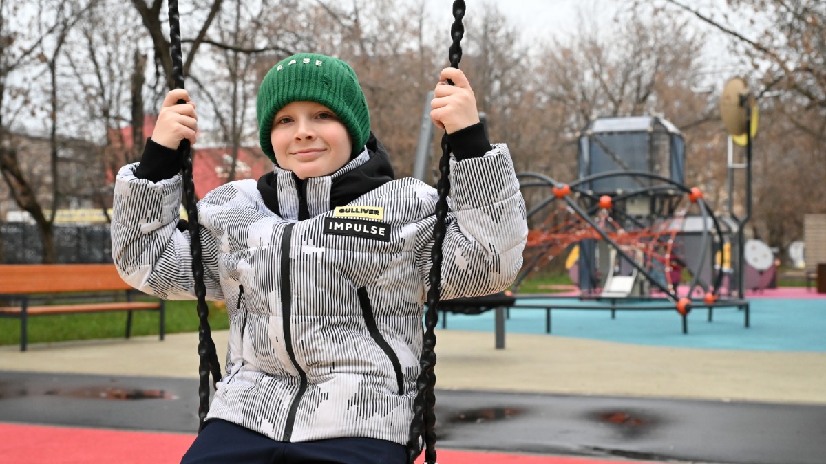 Юный москвич Даниил Коровин гуляет на детской площадке в парке «Автомобилист», который благоустроили в нынешнем году