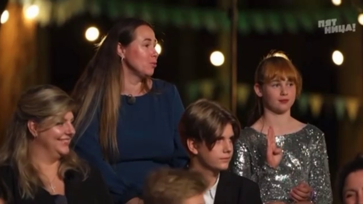 Девочка показала жест о помощи во время съемок «Школа» на Пятнице